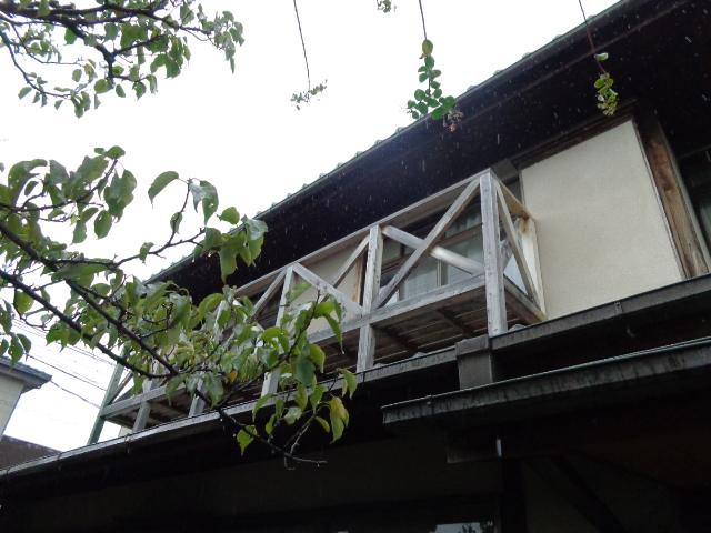 色あせが見られたウッドデッキ。