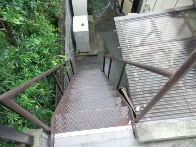 錆が見られた鉄骨階段。