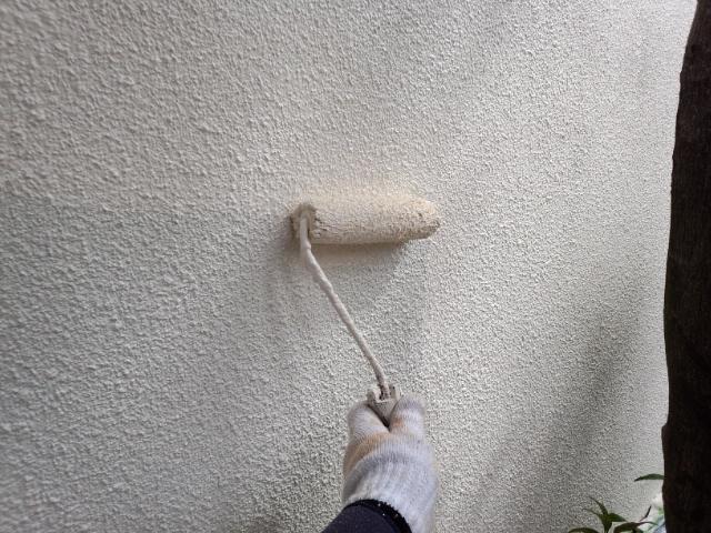 塀の上塗り。