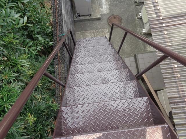 塗装後の鉄骨階段。
