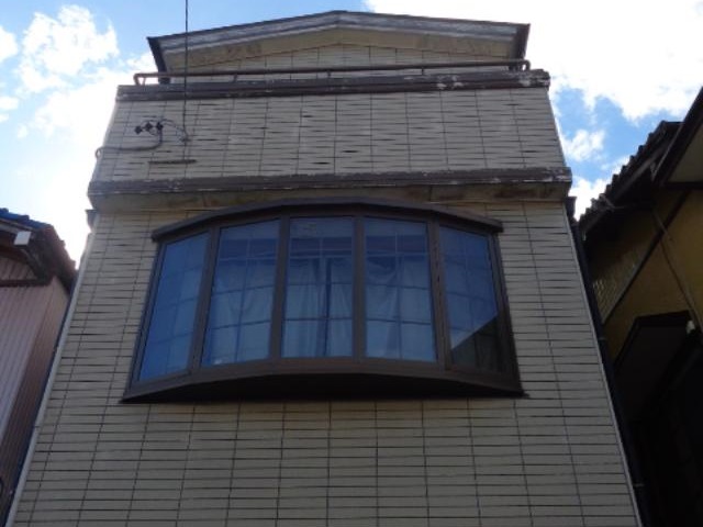 施工前のI様邸。外壁と屋根、付帯部の塗り替えを行いました。