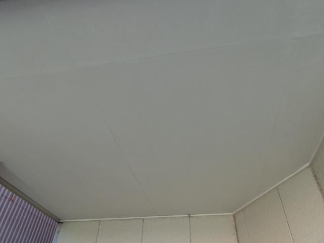 施工前の軒天。屋根の裏側にあたる部分です。