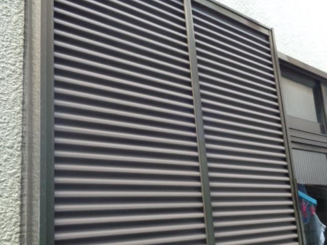 施工前の戸袋。横方向の凹凸がある表面に色あせが見られました。