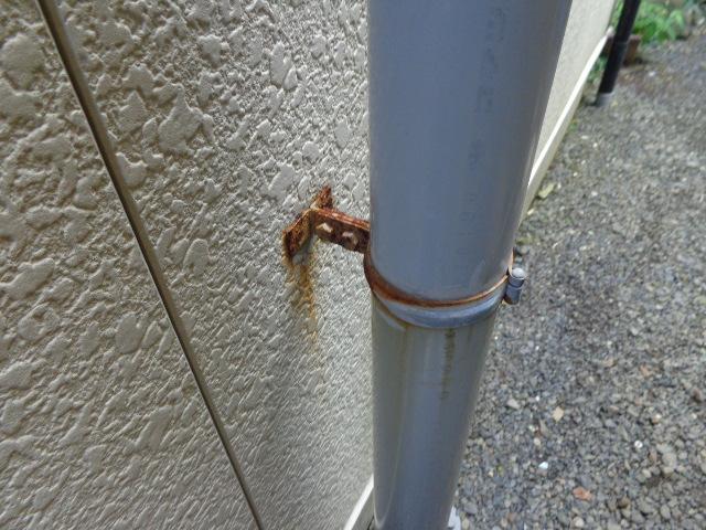 雨樋を支える金具に錆が生じていました。