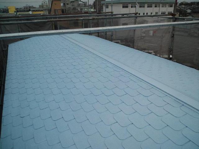 サーモアイSiによる屋根塗装後。屋根全体が明るい色に整いました。
