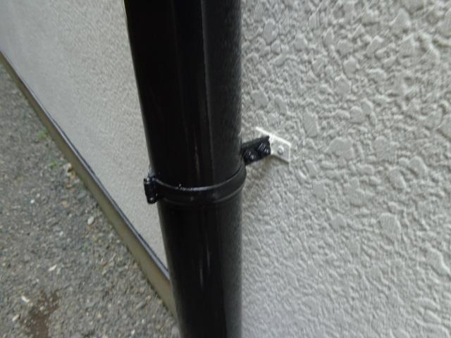 塗装後の雨樋と固定金具まわりです。