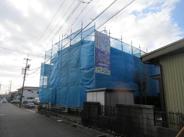 建物の周囲に足場を設置しました。