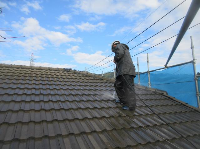 屋根を高圧洗浄します。
