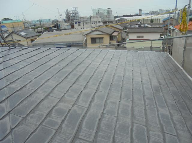 屋根は色が分からないほど褪せていました。