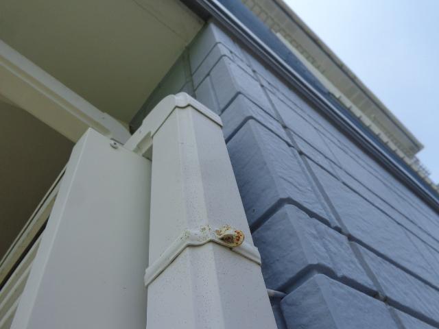 樋は本体や金具いずれも塗装が必要な状態でした。