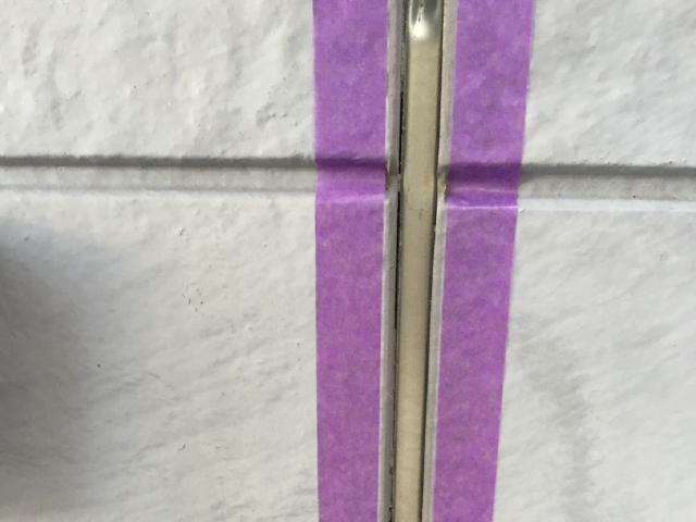 劣化したシーリングを撤去しました。