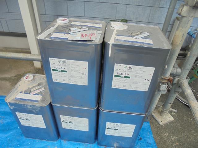 外壁の中塗り以降(光触媒)で使用した塗料です。