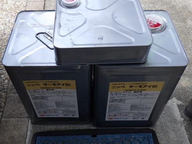 屋根の上塗りに使用したサーモアイSi。
