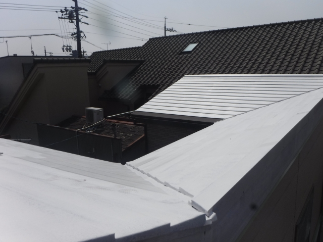屋根の下塗り後。