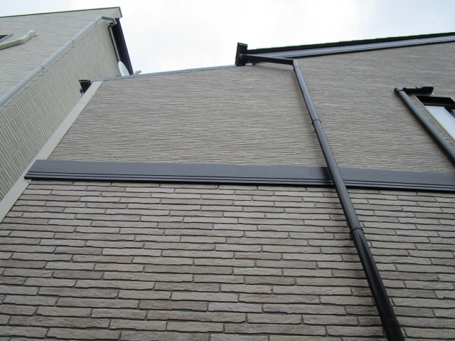 塗装後の外壁とモール。