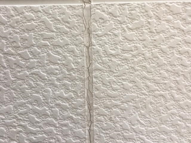 M様邸の外壁目地のシーリングに生じたひび割れ