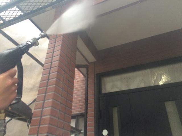 M様邸の外壁と軒まわりを高圧洗浄している工程