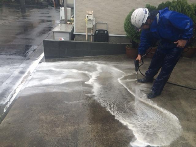 M様邸の駐車場土間を高圧洗浄している作業