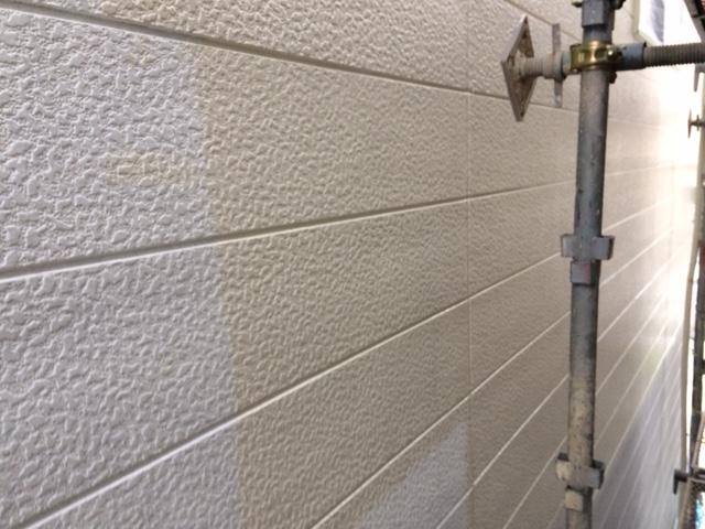 M様邸のタイル調とは別の外壁面の中塗り工程