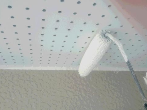 M様邸の有孔部分を含む軒天に塗料を重ねる工程