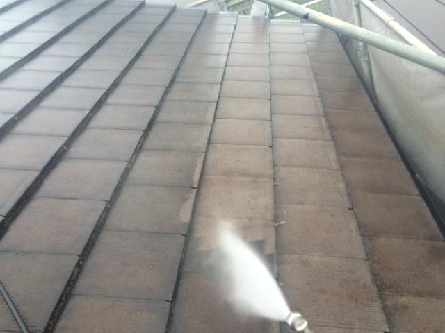 M様邸の屋根を高圧洗浄している工程