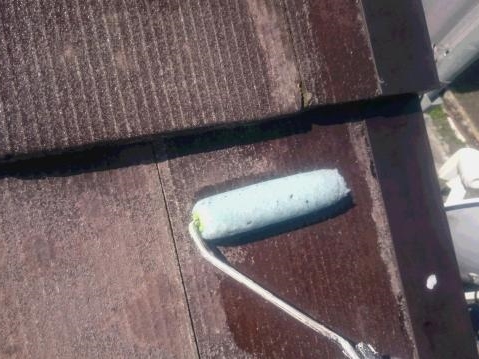 M様邸の屋根材にシーラーを塗布している工程