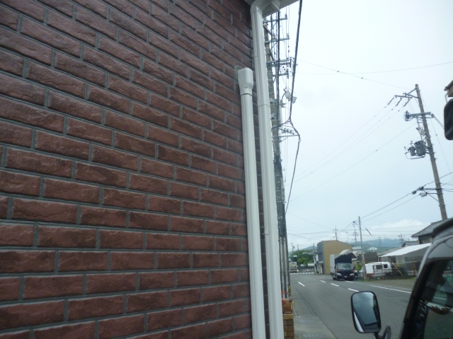 白く仕上げた雨樋。