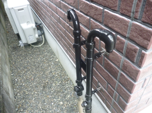 黒く塗装したガス管。