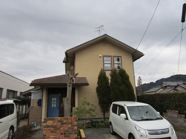 施工前の外観。屋根と外壁に汚れが見られました。