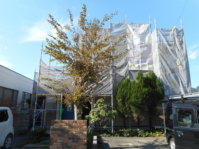 足場を設置した施工中の外観です。