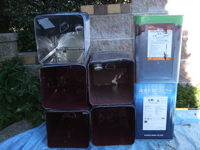 屋根塗装を終え、使用した塗料缶を並べた様子です。