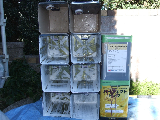 外壁塗装を終え、使用した塗料缶を並べた様子です。