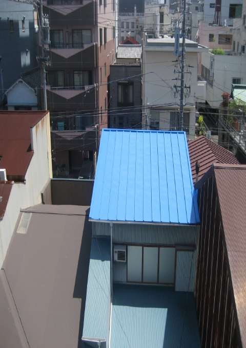 塗装後のU様邸のトタン屋根。