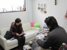S様邸の工事に向けたショールームでの打ち合わせ