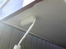 S様邸の軒天を白系の色で塗装する工程