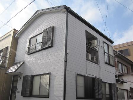 屋根カバー工法と外壁塗装を終えたS様邸の外観