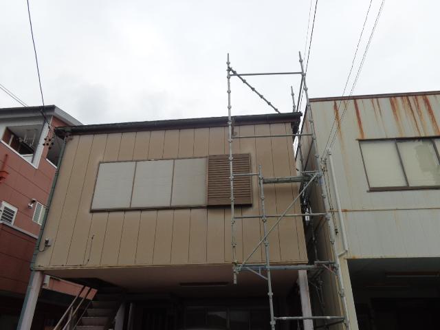 昇降用足場を設置して施工します。