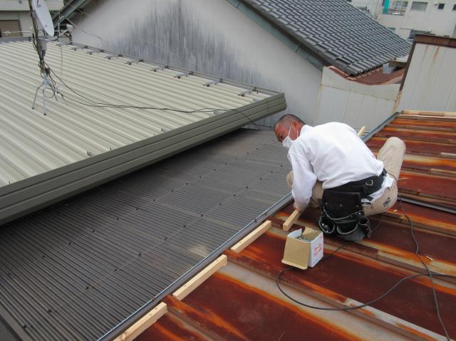 屋根の木下地処理。
