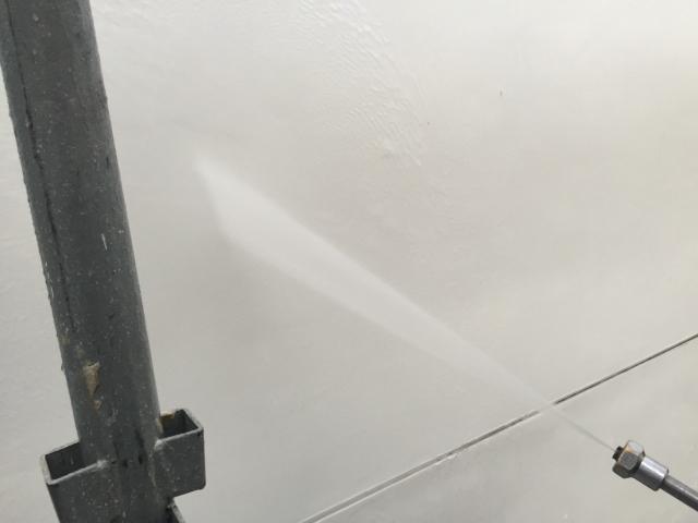 屋根の下塗り。