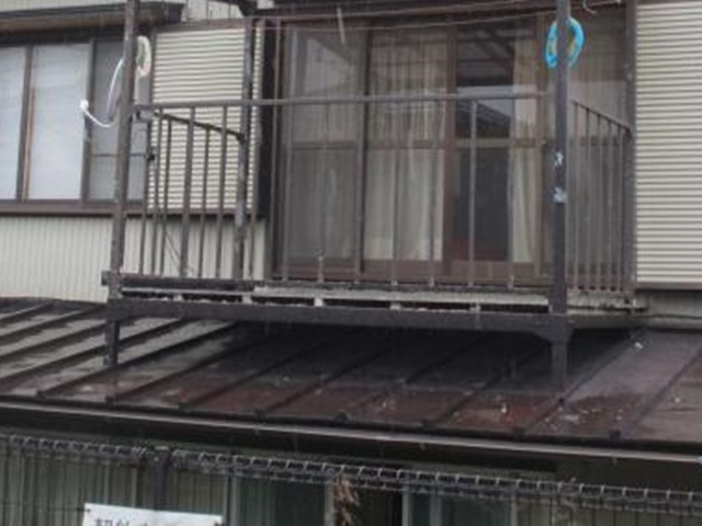 錆や塗膜の剥がれが見られたベランダの手すり鉄骨。