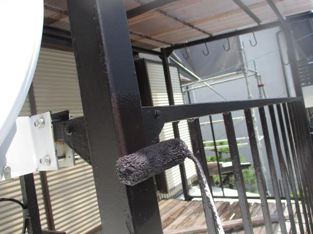 手すり鉄骨の中塗り。