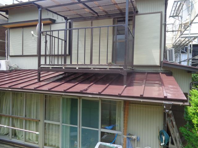塗装が完了したベランダの手すり鉄骨。