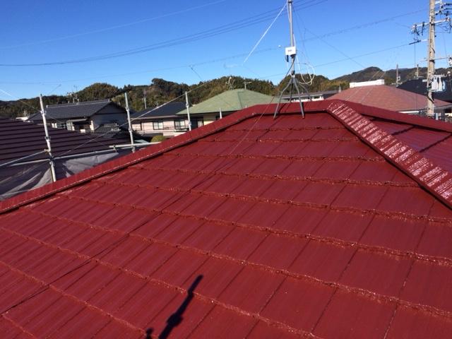 塗装後の赤い屋根。