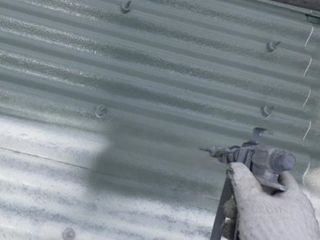 屋根の1回目の上塗り。