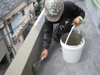 防水施工前の下地調整。
