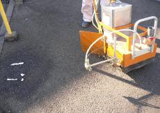 駐車場を洗浄します。