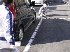 駐車場のラインを施工します。