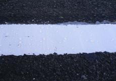 引き直した駐車場のラインです。