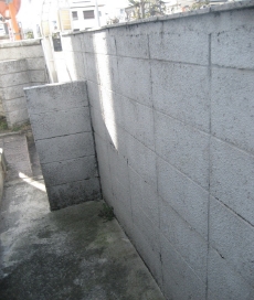 黒ずみが見られる門塀。