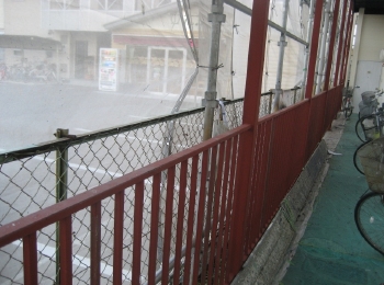 手すりの下塗り。